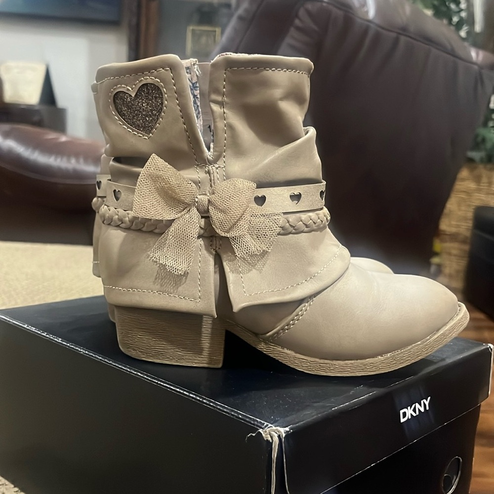 Jellypop girls boots. Tan, size 11. Great condition.